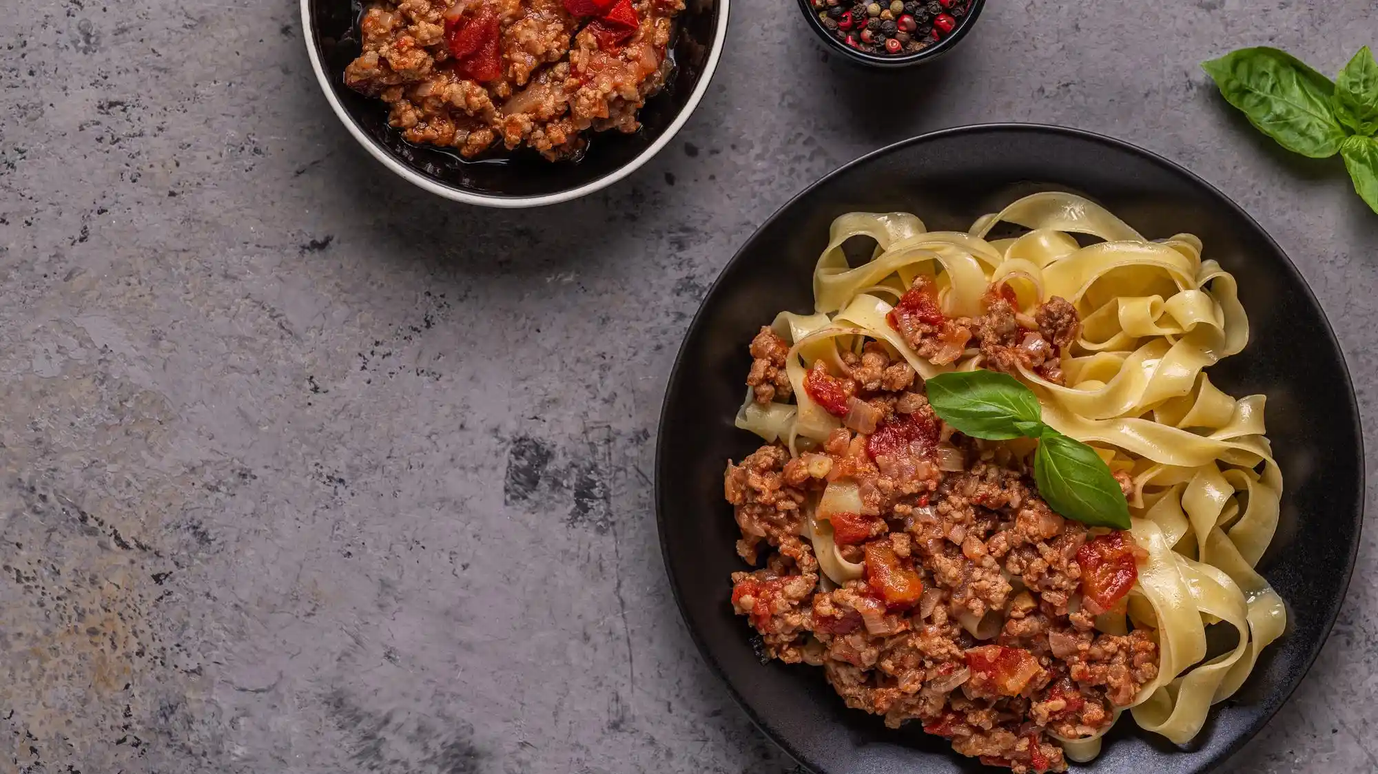 delicious-ground-beef-dinner-classic-italian-pasta-bolognese