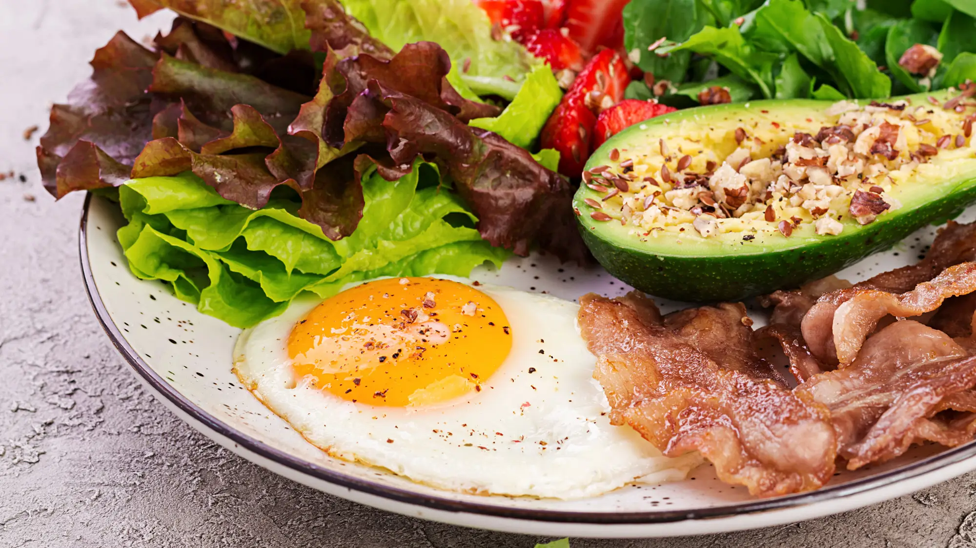 keto-low-carb-breakfast-egg-bacon-avocado-lettuce